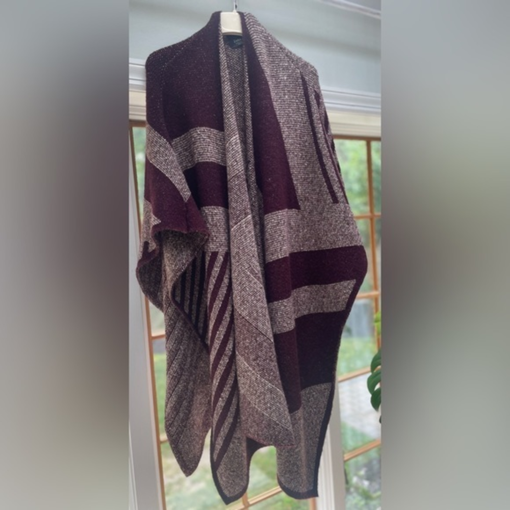 Zara‎ Sweaters Zara Knit Poncho Geometric Print Maroon Size Medium